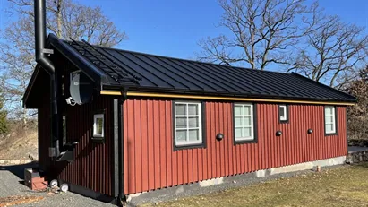 Chalet-inspirerad stuga i mellan bebyggelse och skog